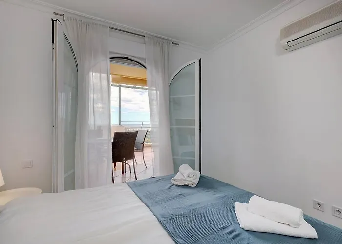 Classy Flat W/ Impressive Views *