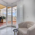 Classy Flat W/ Impressive Views Apartmán