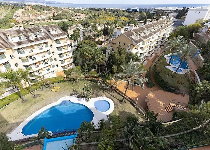 Classy Flat W/ Impressive Views *